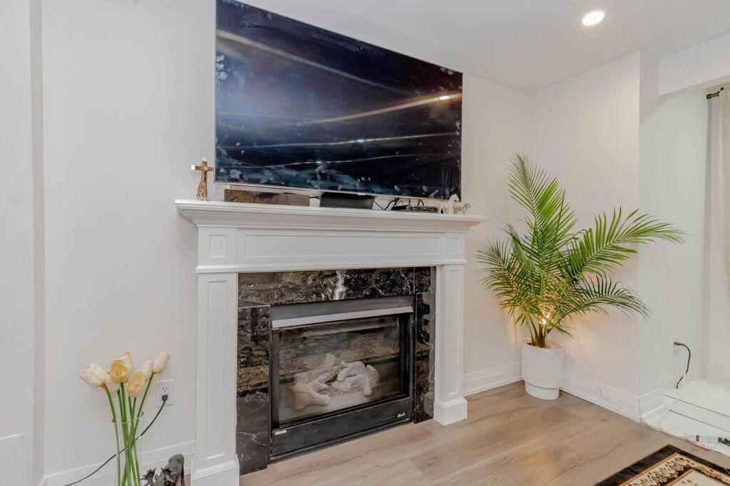 Luxury Basement Apartment In Oakville Esterno foto