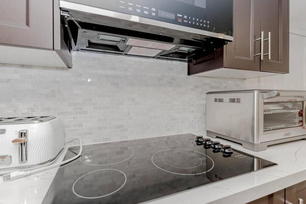 Luxury Basement Apartment In Oakville Esterno foto
