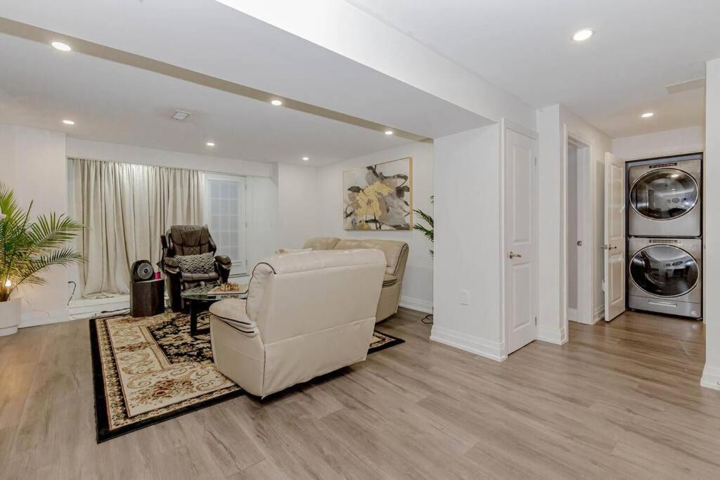 Luxury Basement Apartment In Oakville Esterno foto