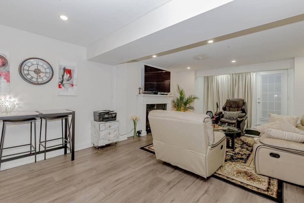 Luxury Basement Apartment In Oakville Esterno foto