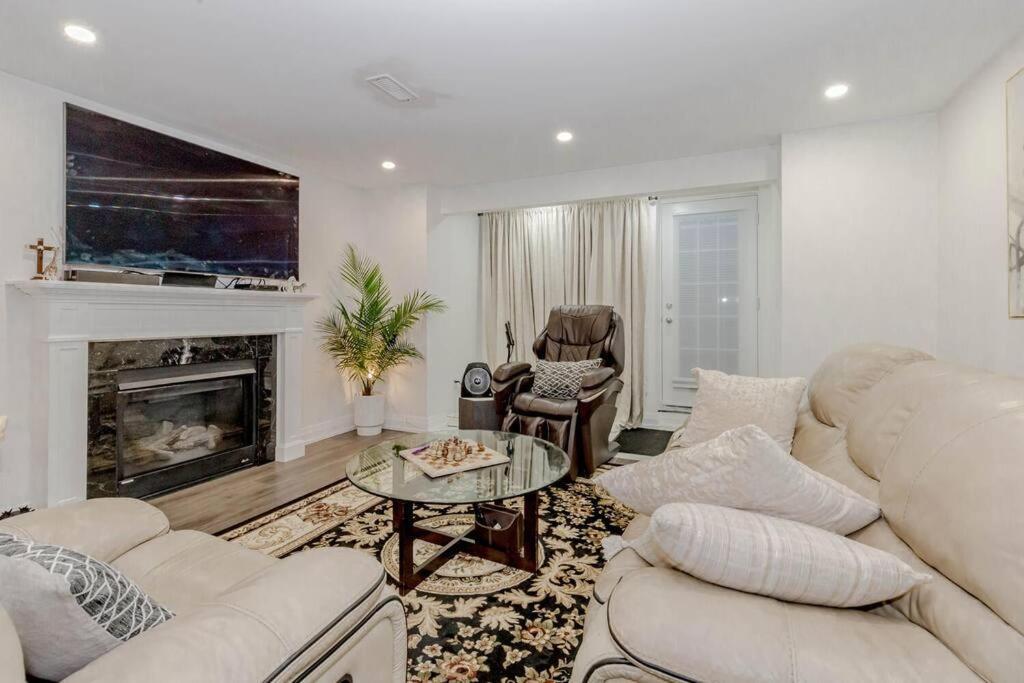 Luxury Basement Apartment In Oakville Esterno foto