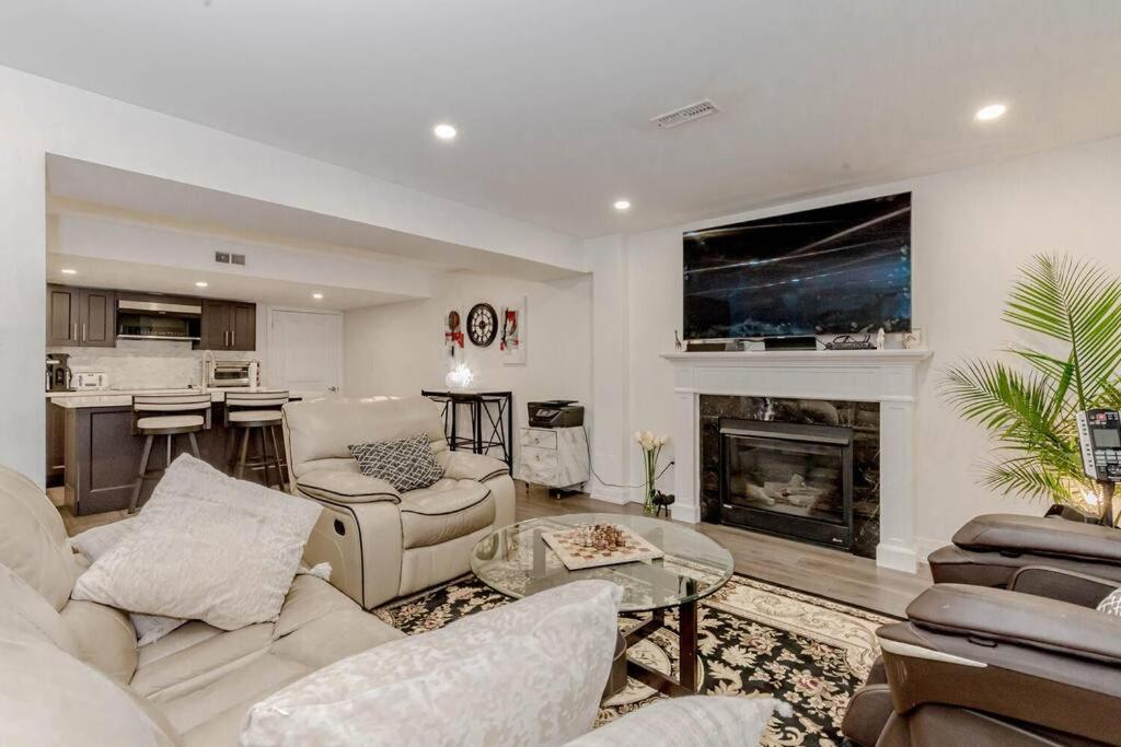 Luxury Basement Apartment In Oakville Esterno foto
