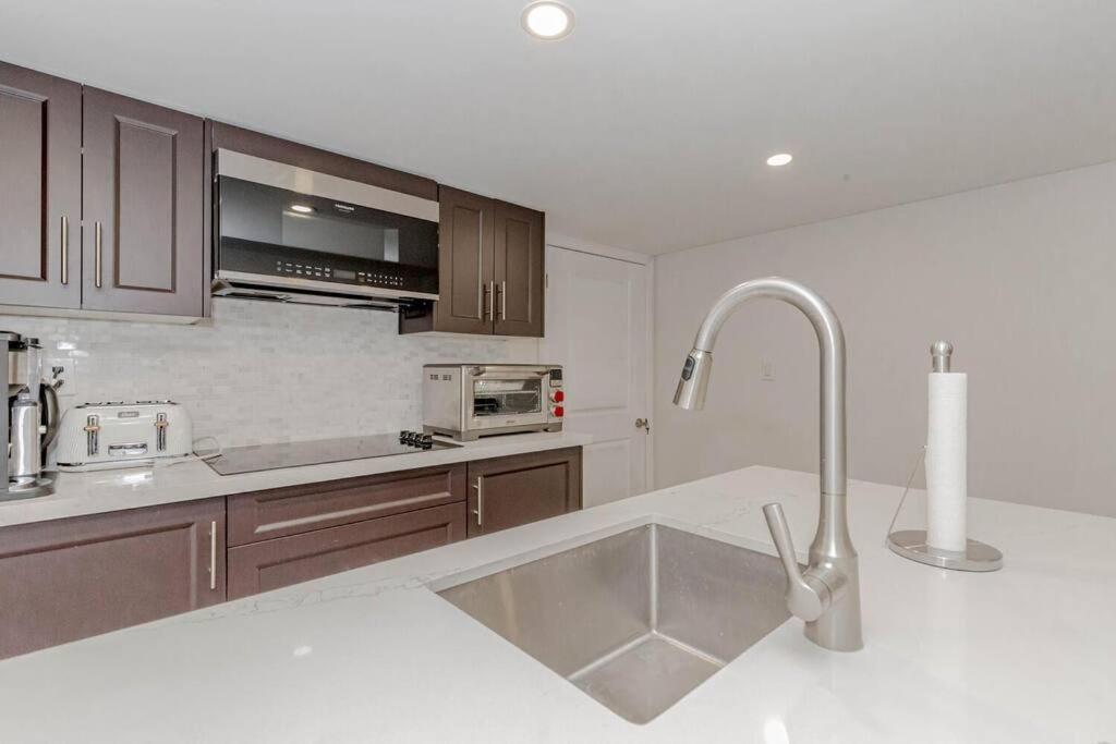 Luxury Basement Apartment In Oakville Esterno foto