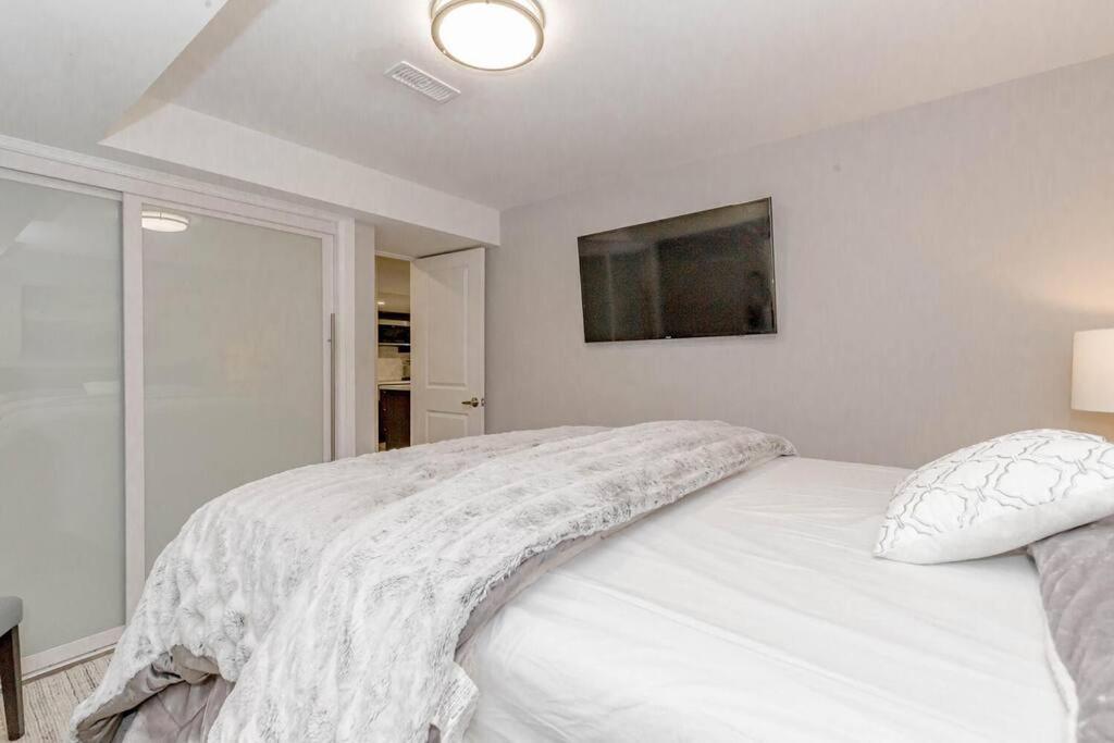 Luxury Basement Apartment In Oakville Esterno foto