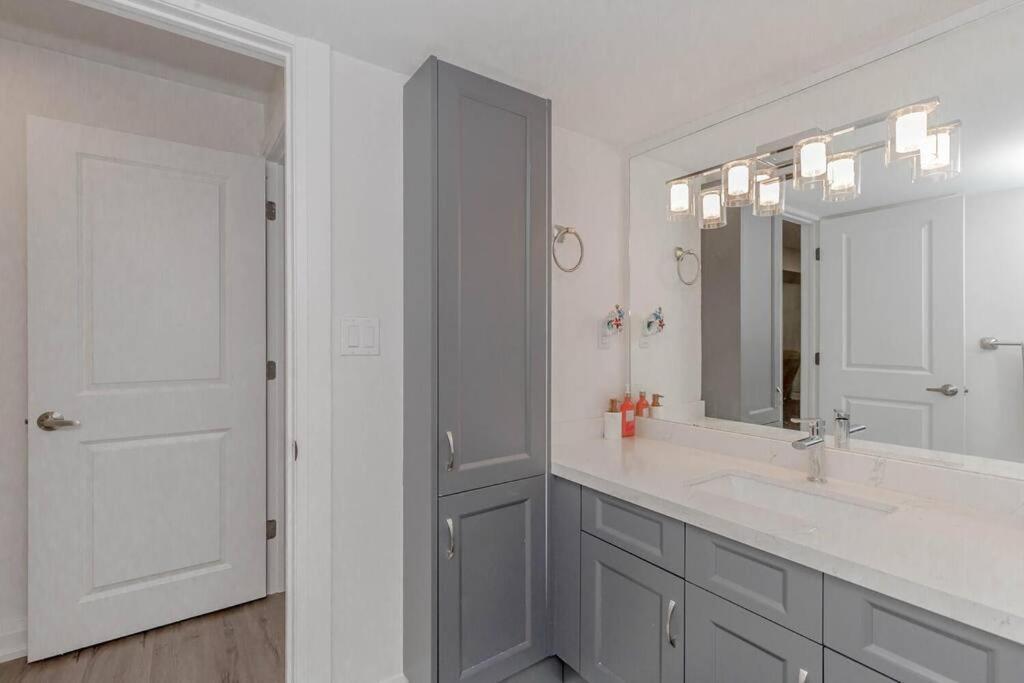 Luxury Basement Apartment In Oakville Esterno foto